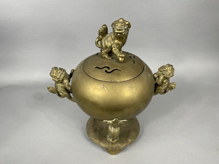 Chine - Brûle-parfum tripode en bronze doré à surface lisse, le couvercle est l…