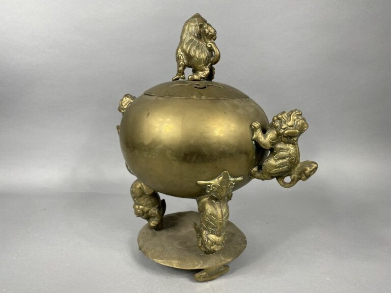 Chine - Brûle-parfum tripode en bronze doré à surface lisse, le couvercle est l…