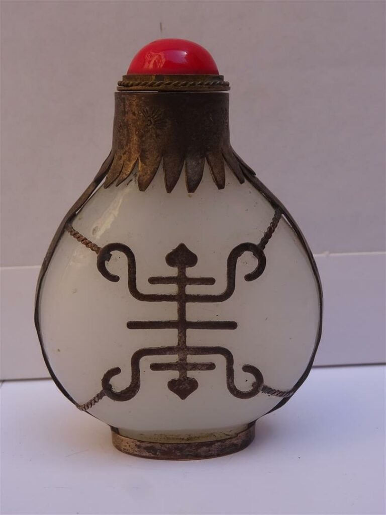 FLACON TABATIERE A EPAULES TOMBANTES EN PORCELAINRE A DECOR « EUROPEEN » - Chin…