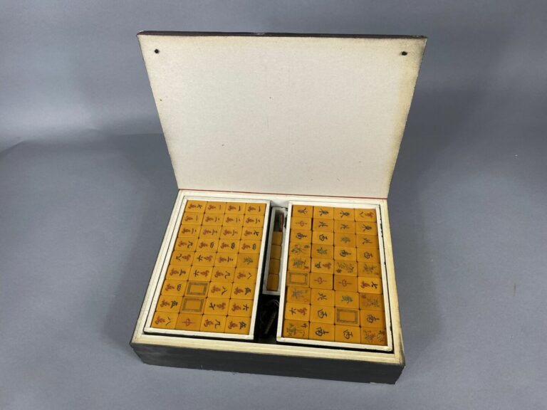 Chine - Jeu de Mahjong dans une boite. - (non compté)