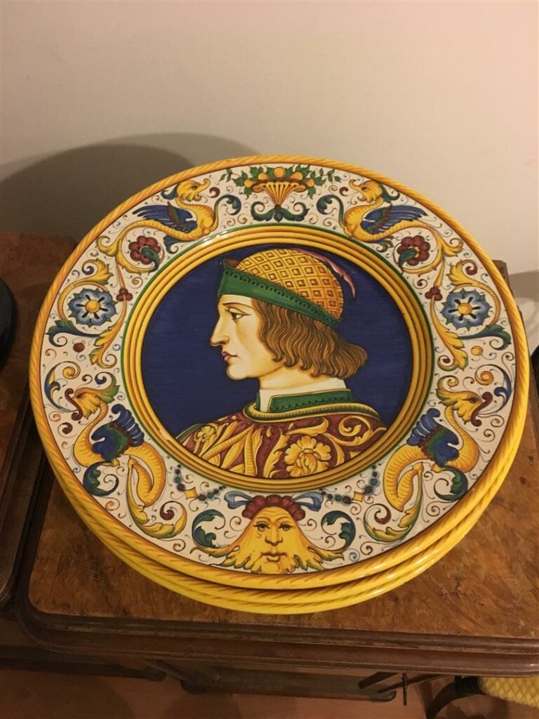 DERUTA. - Quatre plats en faïence à décor polychrome de profils de personnages…