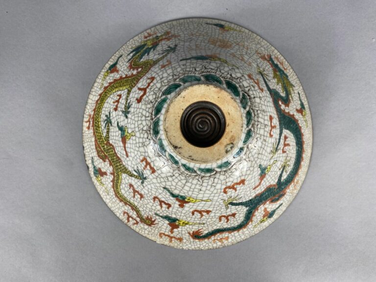 Chine, Nankin - Bol à bord évasé en céramique émaillée craquelée à décor de dra…