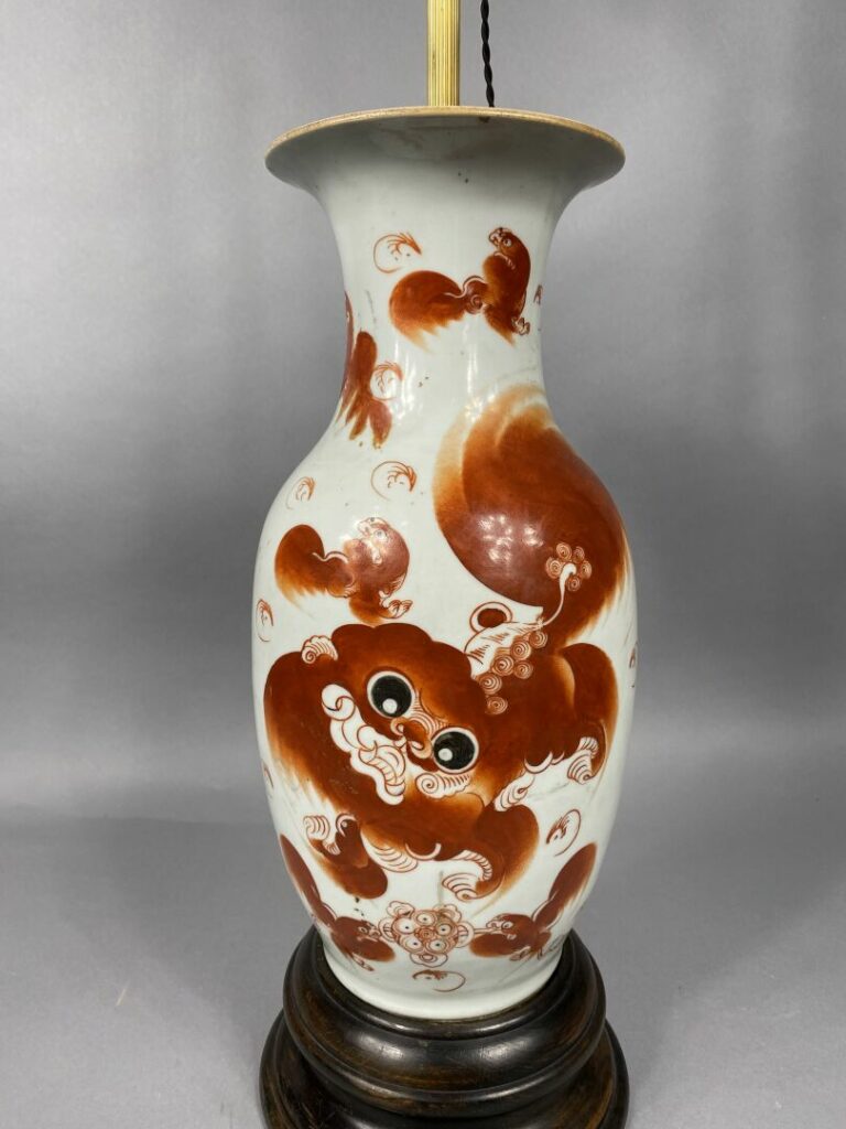Chine, XXe - Vase balustre en porcelaine à décor émaillé corail de chien de Fô…