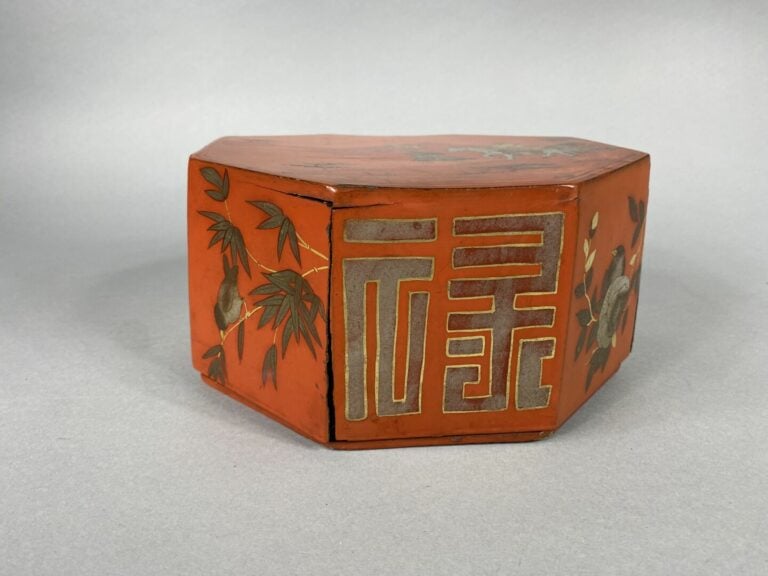 Chine - Boite octogonale en bois laqué rouge et doré à décor d'une procession,…