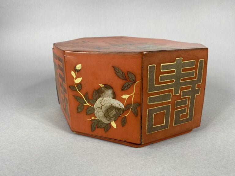 Chine - Boite octogonale en bois laqué rouge et doré à décor d'une procession,…