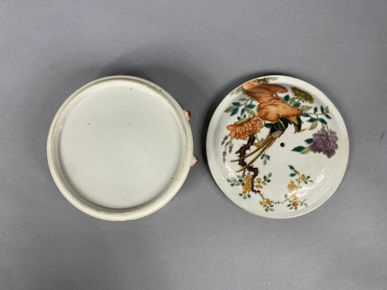 Chine - Ensemble de deux boites couvertes en céramique à décor émaillé pour l'u…