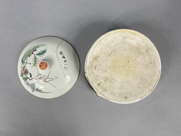 Chine - Ensemble de deux boites couvertes en céramique à décor émaillé pour l'u…