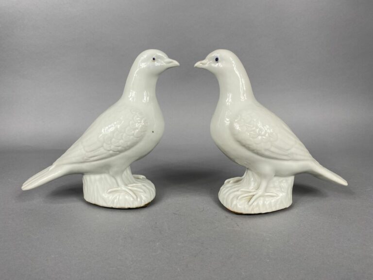 Chine - Paire de colombes en céramique dite Blanc de Chine représentée debout s…