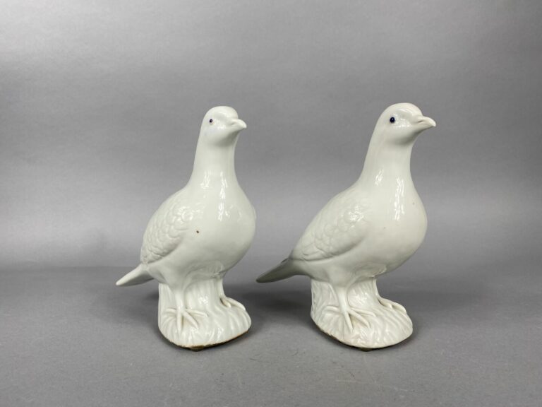 Chine - Paire de colombes en céramique dite Blanc de Chine représentée debout s…