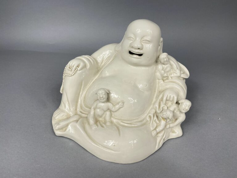 Chine - Sujet en porcelaine blanc dit "Blanc de Chine" représentant un bouddha…