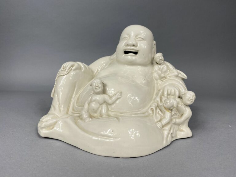 Chine - Sujet en porcelaine blanc dit "Blanc de Chine" représentant un bouddha…