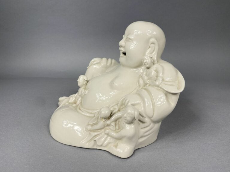 Chine - Sujet en porcelaine blanc dit "Blanc de Chine" représentant un bouddha…