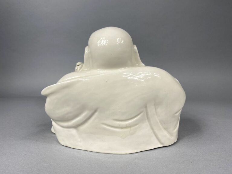 Chine - Sujet en porcelaine blanc dit "Blanc de Chine" représentant un bouddha…
