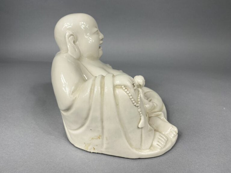 Chine - Sujet en porcelaine blanc dit "Blanc de Chine" représentant un bouddha…