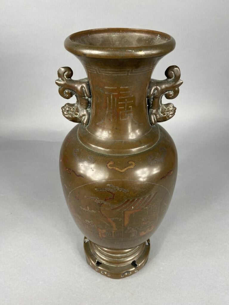 Chine - Vase balustre en émaux à décor d'incrustations de métaux mous de scènes…
