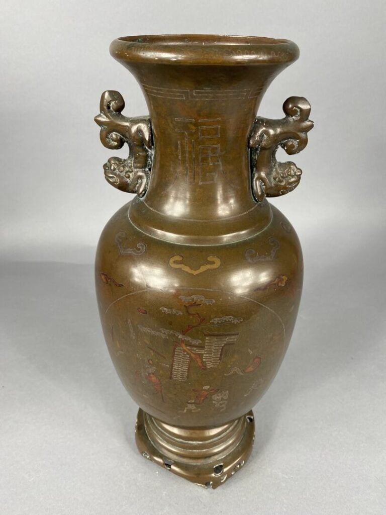 Chine - Vase balustre en émaux à décor d'incrustations de métaux mous de scènes…