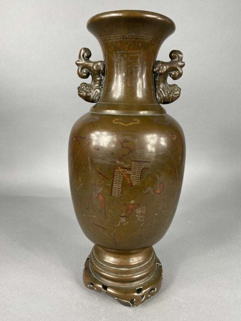 Chine - Vase balustre en émaux à décor d'incrustations de métaux mous de scènes…
