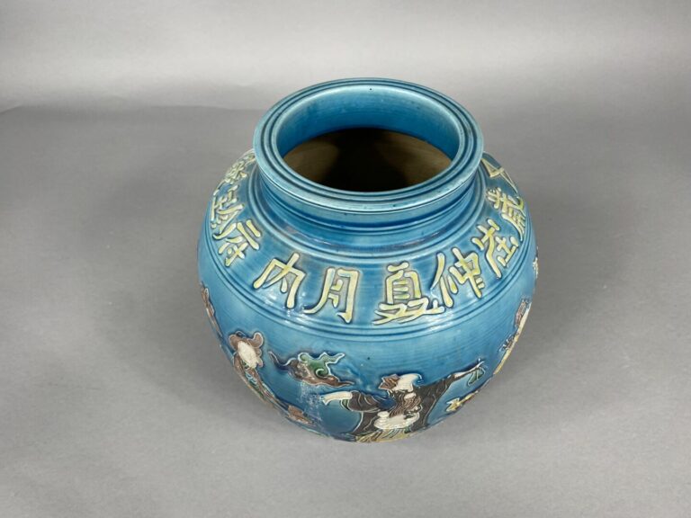 Chine, XXe - Vase en céramique à décor émaillé en léger relief d'Immortels et f…