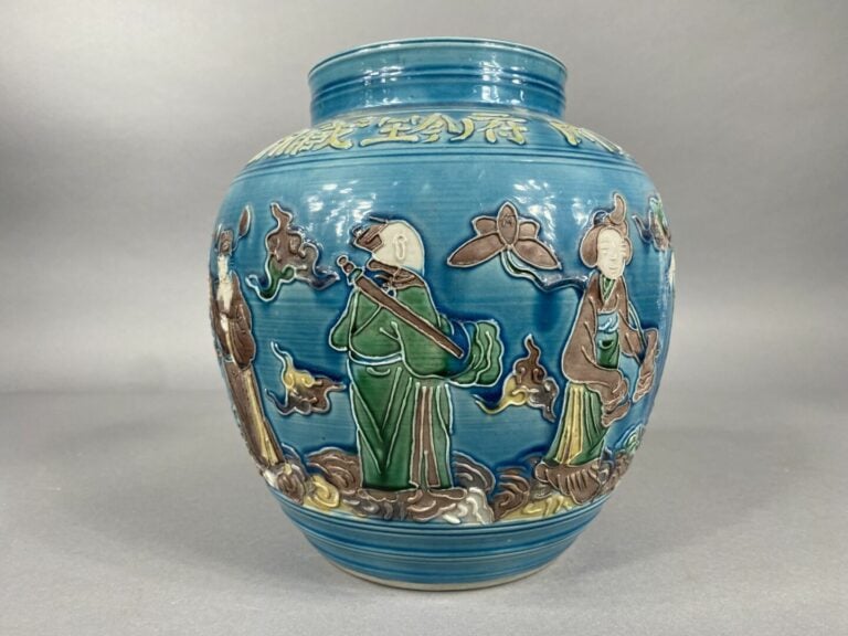 Chine, XXe - Vase en céramique à décor émaillé en léger relief d'Immortels et f…