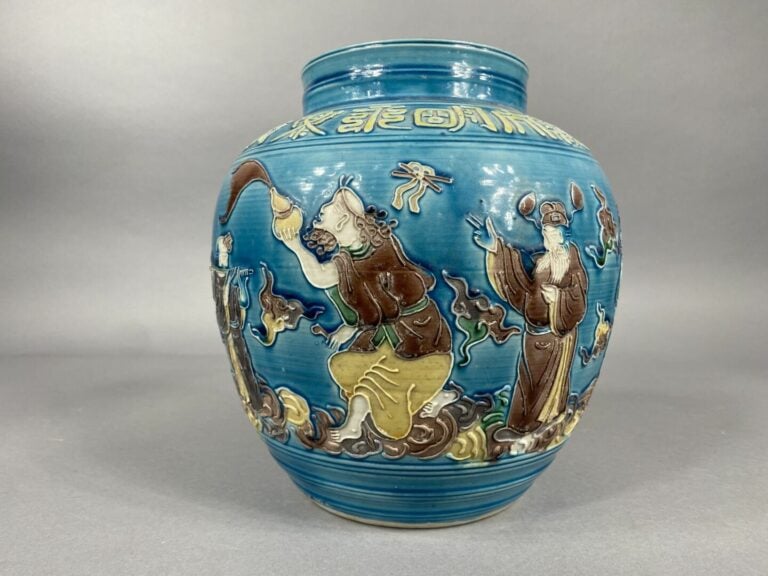 Chine, XXe - Vase en céramique à décor émaillé en léger relief d'Immortels et f…