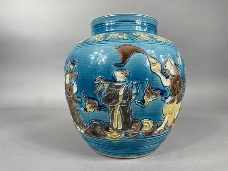 Chine, XXe - Vase en céramique à décor émaillé en léger relief d'Immortels et f…