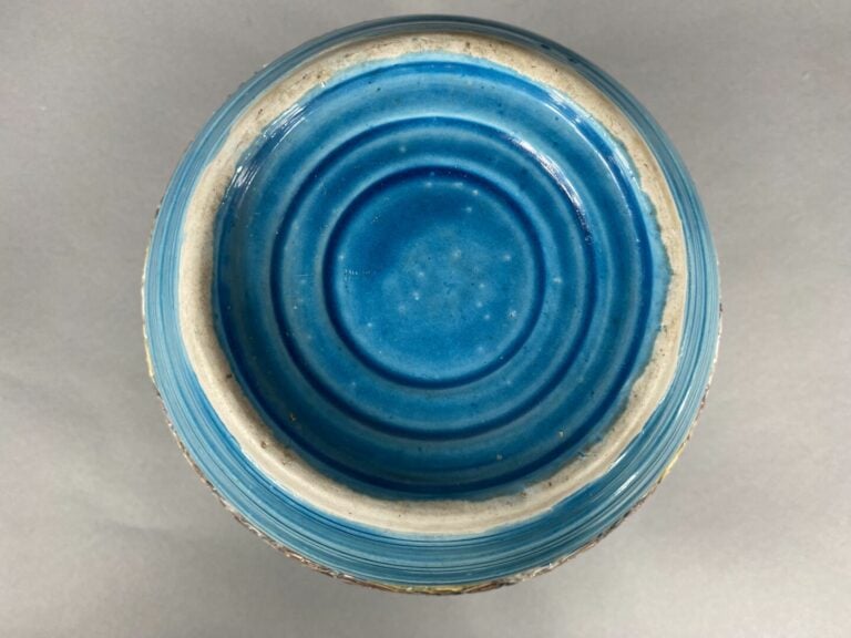 Chine, XXe - Vase en céramique à décor émaillé en léger relief d'Immortels et f…