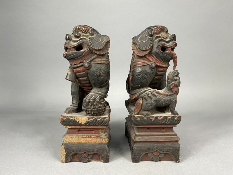 Chine - Paire de chien de Fô en bois sculpté laqué rouge - H : 22.5 cm - (éclat…