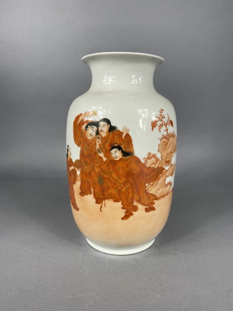 Chine - Vase balustre en céramique émaillée dans les tons corail et or à décor…
