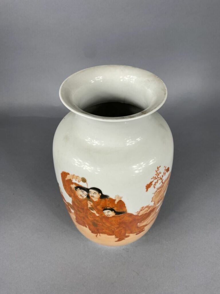 Chine - Vase balustre en céramique émaillée dans les tons corail et or à décor…