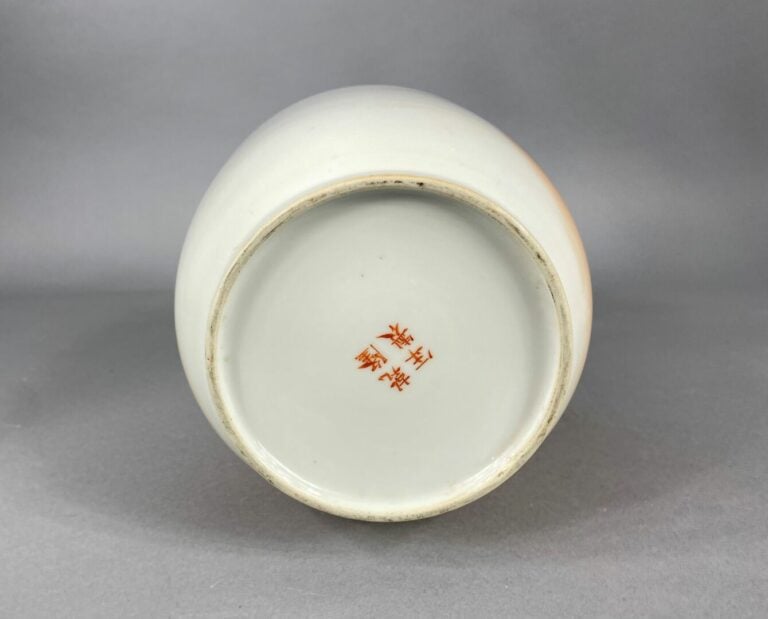 Chine - Vase balustre en céramique émaillée dans les tons corail et or à décor…