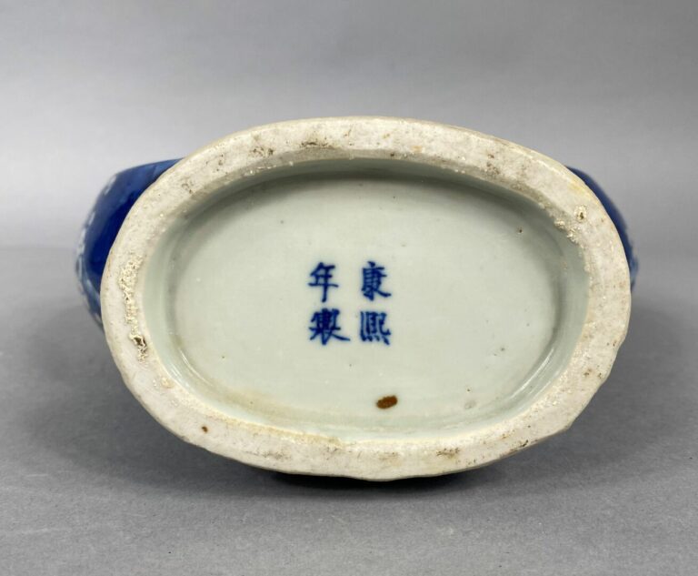Chine - Gourde à panse aplatie en céramique bleu blanc à décor de branchage de…