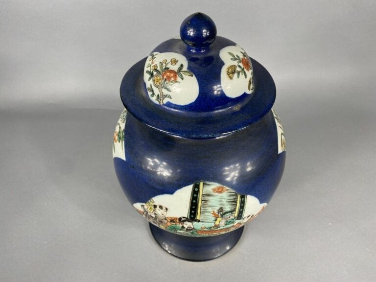 Chine - Potiche couverte en porcelaine émaillée dans le goût de la "Famille Ver…