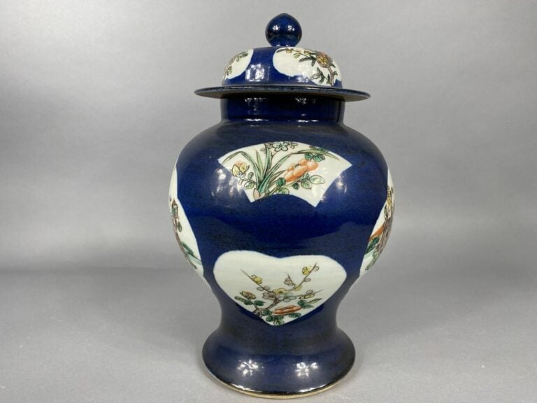 Chine - Potiche couverte en porcelaine émaillée dans le goût de la "Famille Ver…