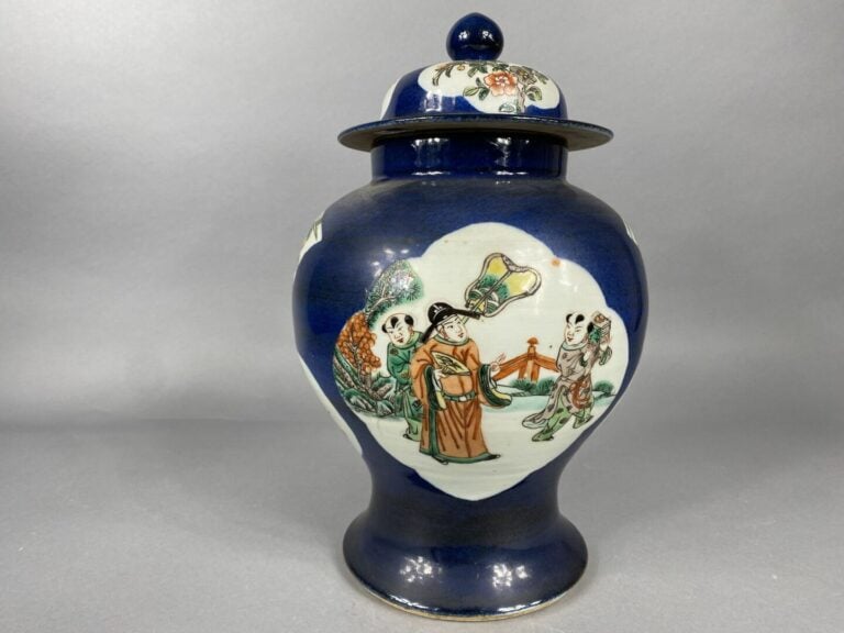Chine - Potiche couverte en porcelaine émaillée dans le goût de la "Famille Ver…