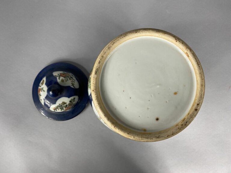 Chine - Potiche couverte en porcelaine émaillée dans le goût de la "Famille Ver…