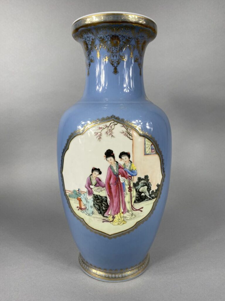 Chine - Vase balustre en céramique émaillée à décor de jeunes filles dans des r…