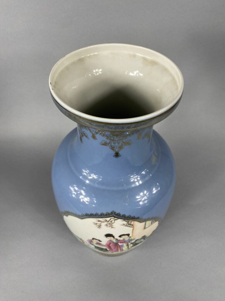 Chine - Vase balustre en céramique émaillée à décor de jeunes filles dans des r…