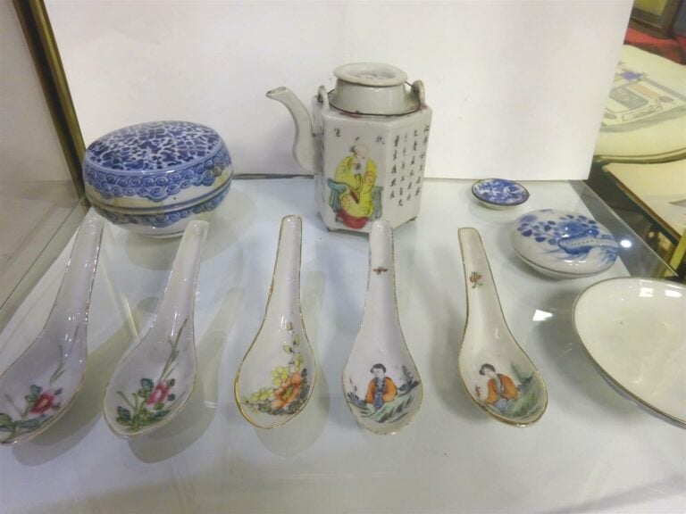 ACCUMULATION DE PORCELAINES - Chine et Vietnam, Epoque XXe siècle - Elle compre…