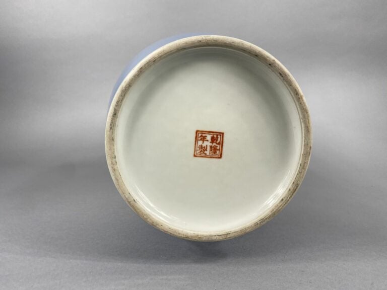Chine - Vase balustre en céramique émaillée à décor de jeunes filles dans des r…
