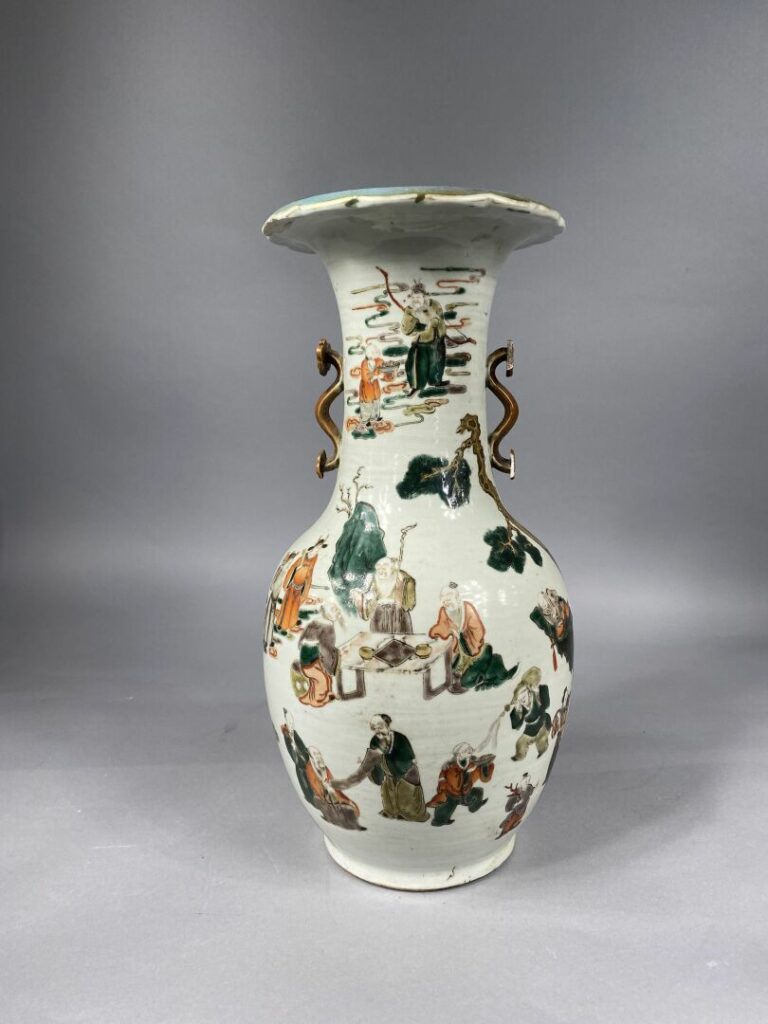 Chine - Vase balustre en céramique à col évasé polylobé à décor émaillé polychr…
