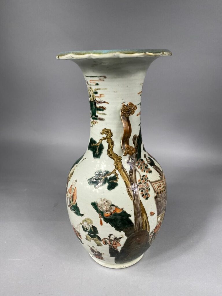 Chine - Vase balustre en céramique à col évasé polylobé à décor émaillé polychr…