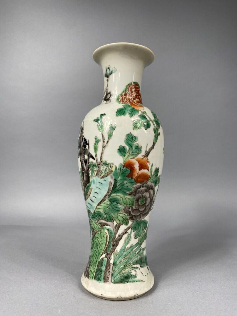 CHINE - XIXe siècle - Vase de forme balustre en porcelaine décorée en émaux pol…