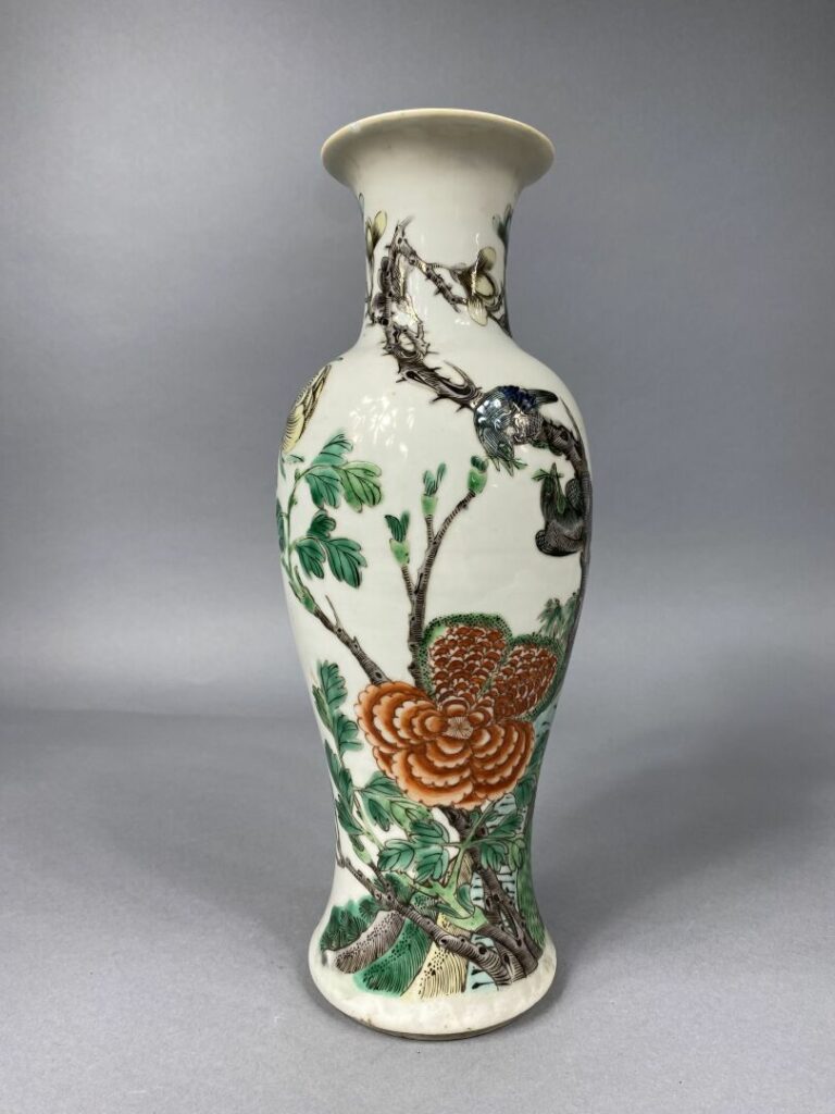 CHINE - XIXe siècle - Vase de forme balustre en porcelaine décorée en émaux pol…