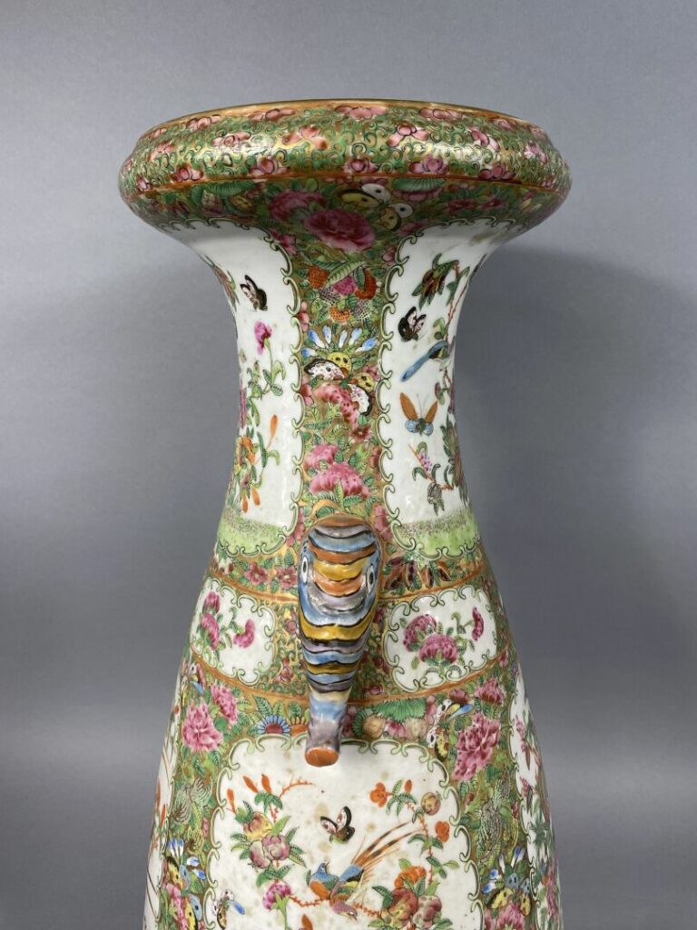 Chine, Canton - Grand vase balustre à col évasé en porcelaine de Canton à décor…