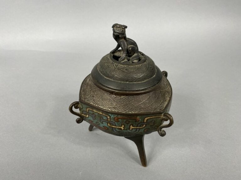Chine - Petit brûle-parfum en bronze et émaux cloisonnés à décor de motifs géom…