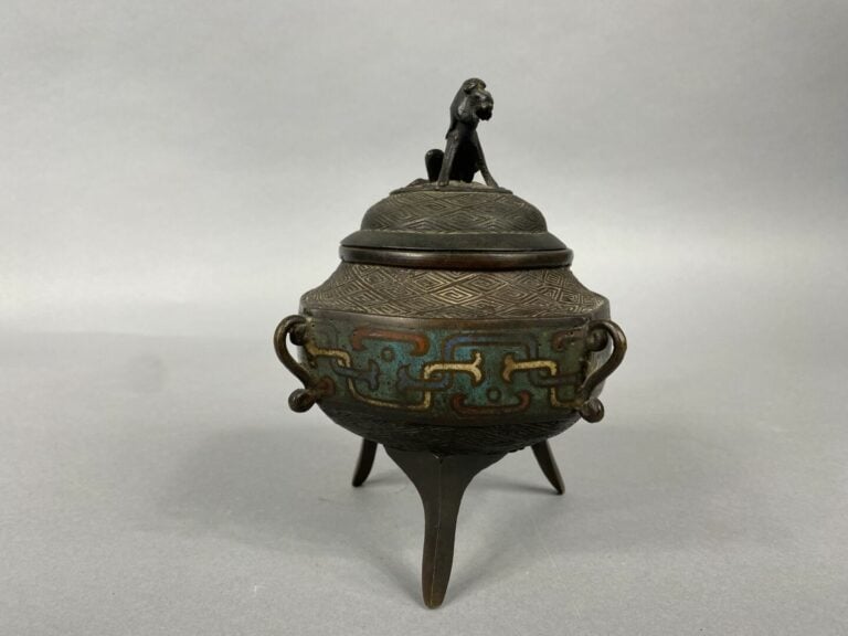 Chine - Petit brûle-parfum en bronze et émaux cloisonnés à décor de motifs géom…