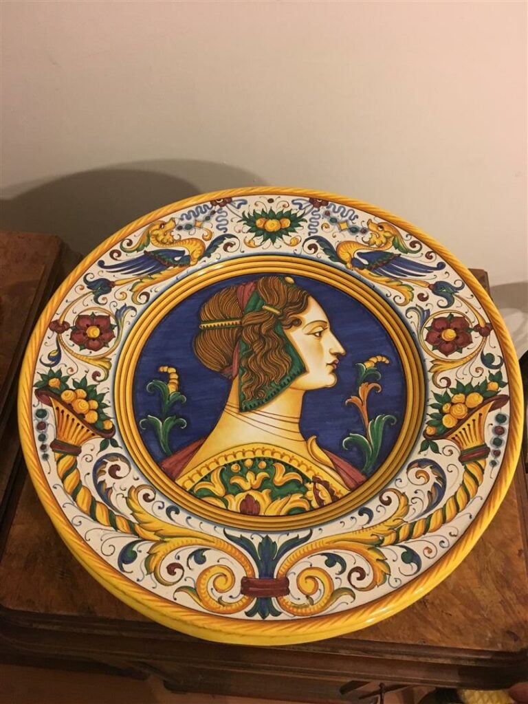 DERUTA. - Quatre plats en faïence à décor polychrome de profils de personnages…