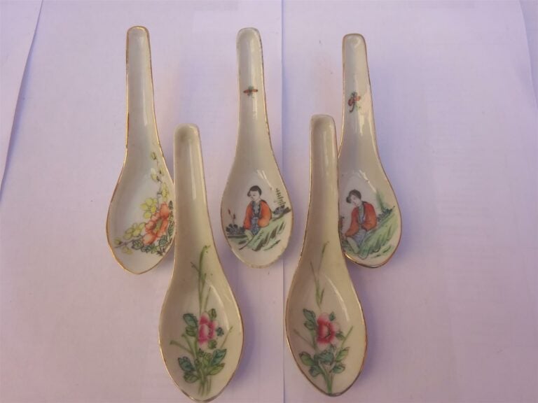 ACCUMULATION DE PORCELAINES - Chine et Vietnam, Epoque XXe siècle - Elle compre…