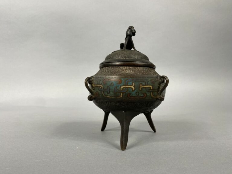 Chine - Petit brûle-parfum en bronze et émaux cloisonnés à décor de motifs géom…
