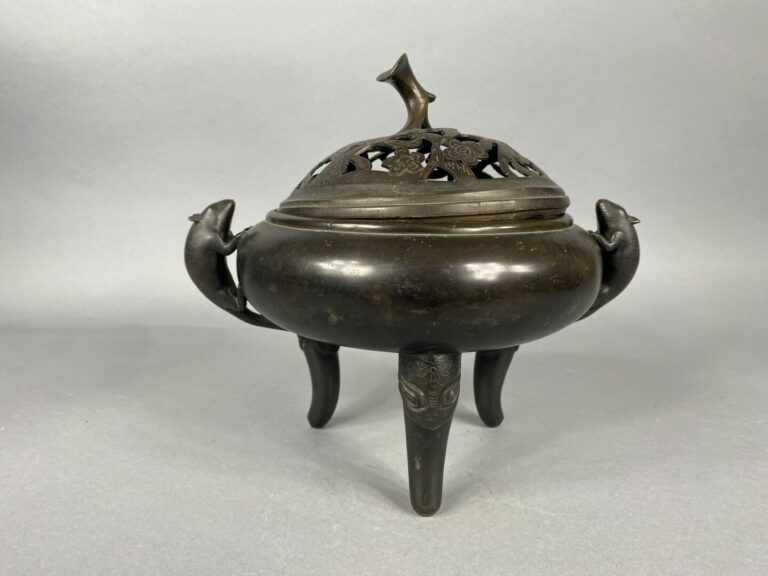 Chine - Brûle-parfum tripode en bronze à couvercle ajouré et incisé de prunus.…